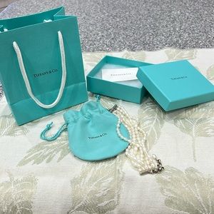 Gorgeous Tiffany pearl bracelet silver